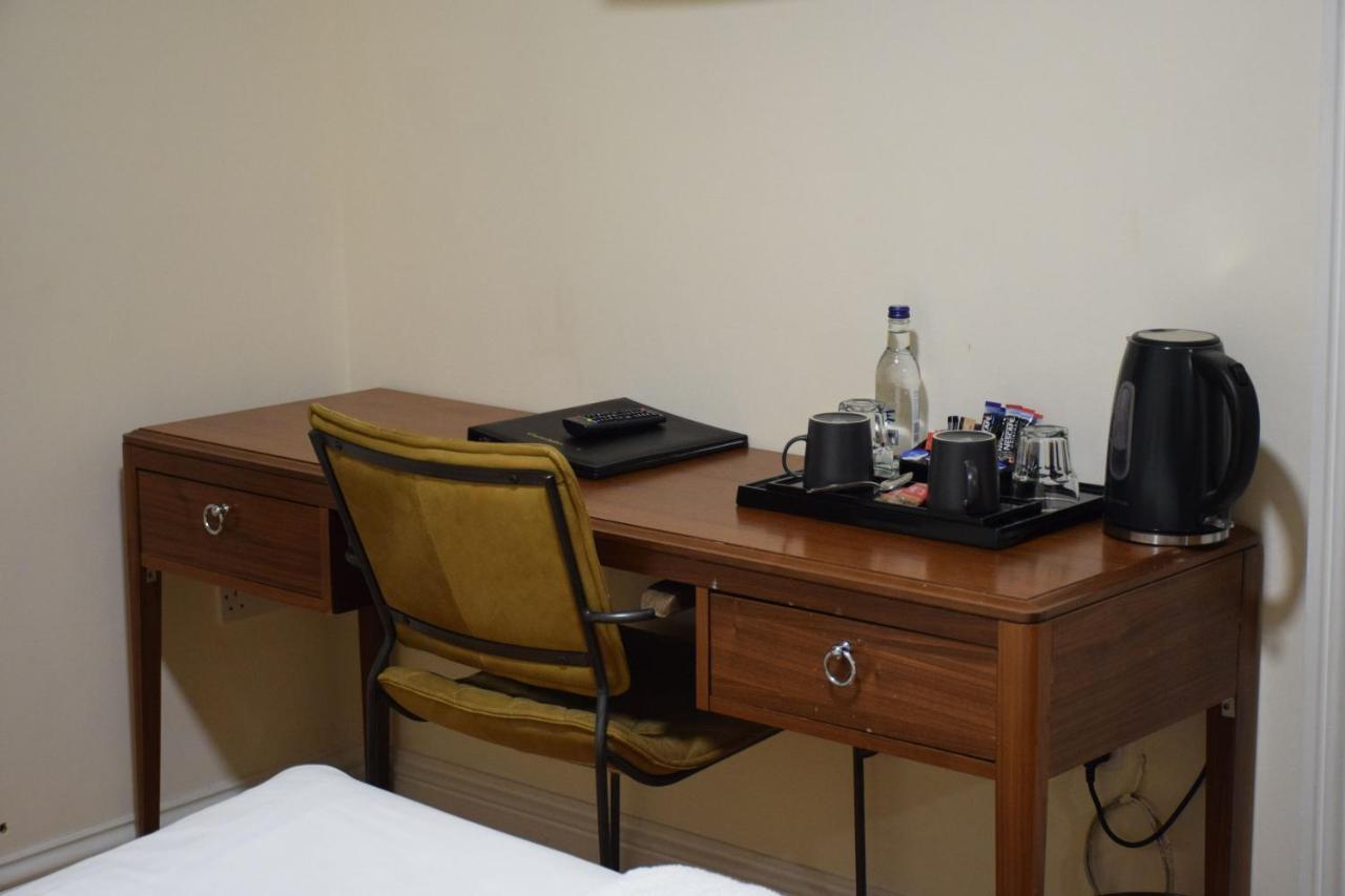 เดอะ เบลล์ แอนด์ บอตเทิล Bed & Breakfast เมเดนเฮด ภายนอก รูปภาพ